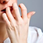 angoisse et stress, femme qui se mord les ongles