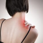 Femme douleur fibromyalgie à l'épaule