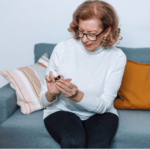 une personne ag^ées qui lit l'étiue d'une huile de CBD