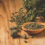 de la trim de CBD dans un cuillère sur une table